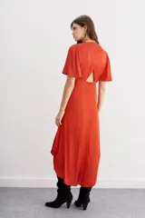 Vestido midi color ladrillo, con escote en V, mangas cortas acampanadas, nudo en la cintura y aberturas laterales.