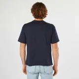 Camiseta azul marino de corte estándar, con cuello redondo y bolsillo en el pecho.