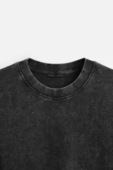 Camiseta azul con efecto lavado, corte holgado, cuello redondo y mangas cortas.