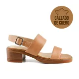 Sandalias de cuero negras con taco bajo cuadrado, dos tiras anchas sobre el empeine y pulsera con hebilla al tobillo.
