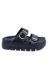 Sandalias negras con plataforma y dos tiras anchas con hebillas metálicas ajustables.