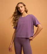 Remera deportiva manga corta color lila, con cuello redondo y bordado de la frase "Get Over".