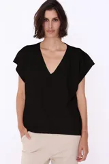 Sweater blanco de tejido de punto, con escote en V y mangas cortas.