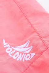 Short de baño color rosa neón, liviano y de secado rápido, diseñado para actividades acuáticas y deportivas.