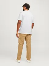 Remera blanca de manga corta con cuello redondo y calce relajado. Estampa en relieve con efecto tridimensional.