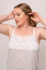 Solera corta con breteles finos y escote con puntilla, con estampado de flores pequeñas.