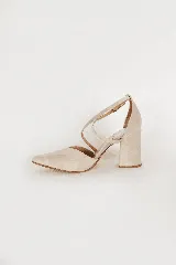 Zapato de gamuza azul marino con escote en V, tiras cruzadas diagonales y taco cuadrado de 8cm.