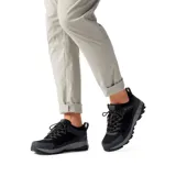 Zapatillas de senderismo Columbia Strata Trail Low WP, color negro con detalles en gris y naranja. Cuentan con tecnología Omni-Tech que las hace impermeables y transpirables, entresuela TechLite para amortiguación y suela Omni-Grip para tracción en todo tipo de terrenos.