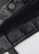 Bolso shopper grande de cuero negro con diseño patchwork y doble asa de hombro.