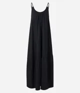 Vestido midi negro con breteles finos, escote redondo con pliegues y corte en la parte inferior.