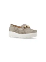 Mocasín de cuero charol negro con plataforma blanca y detalle de hebilla metálica plateada en el empeine.