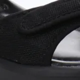 Sandalias deportivas negras con plataforma, tiras de ajuste con velcro y suela de goma.