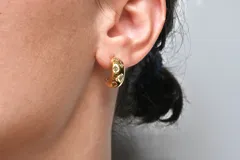 Aros dorados tipo argolla con incrustaciones de strass.