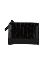 Monedero negro de cuero sintético con textura tipo cocodrilo en la parte superior y lisa en la inferior. Tiene cierre superior con cremallera y logo de la marca en la parte inferior.