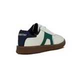 Championes de cuero color blanco con detalles en verde y suela marrón.