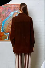 Camisa holgada de cuero suede color marrón con botones forrados.