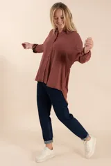Pantalón jean azul oscuro, corte mom fit, con bolsillos delanteros y traseros, y terminación arremangada.