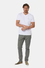 Pantalón de vestir color verde oliva, confeccionado en lino y algodón, con cintura elastizada y corte slim fit.