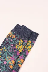 Calcetines de caña media con base de glitter y estampado de flores. Hechos en España.