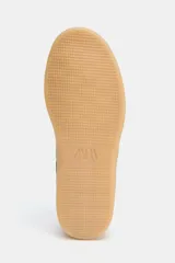 Zapatillas deportivas color verde oliva con detalles en rosa y marrón.