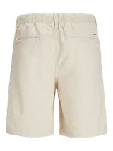 Short chino color beige de lino y algodón, con corte relajado, tiro semi caído, cintura con cordón ajustable, bolsillos delanteros y traseros.
