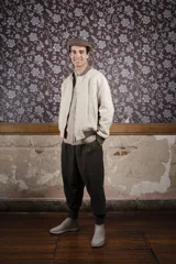 Campera estilo bomber color beige, confeccionada en lana fina sin teñir. Tiene cierre delantero, puños tejidos y está forrada.