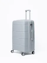Valija rígida de viaje color gris con diseño de líneas horizontales. Cuenta con manija extensible, cuatro ruedas con giro de 360°, cierre con combinación y manija lateral.