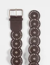 Cinturón negro de cuero vegano con apliques circulares y tachas plateadas.