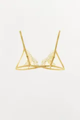 Bralette triangular color dorado con encaje floral, de tul semitransparente y tirantes finos regulables. Cierre trasero con gancho metálico.