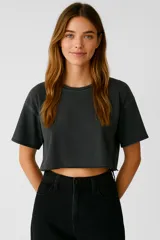 Remera cropped gris con cuello redondo y corte holgado.