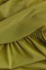 Vestido tobillero de punto color verde oliva, con escote redondo, manga japonesa y cuerpo entallado con costuras laterales fruncidas para un efecto drapeado. La falda tiene una caída suave y una costura diagonal fruncida en la cadera. Forrado.