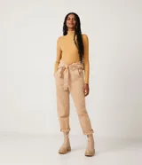 Polera color camel de punto acanalado, con cuello alto y mangas largas.