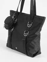 Cartera tipo shopper color verde oliva, con asas de hombro y detalles de correas con argollas metálicas. Incluye dos monederos redondos removibles colgando de una de las correas.