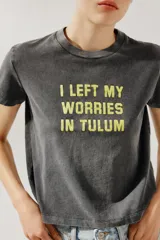 Camiseta color crema de algodón con efecto lavado, corte regular, cuello redondo, manga corta y texto marrón estampado en el frente con la frase 'Sun-Kissed in Maldives'.