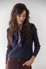 Sweater de punto marrón con escote en V y mangas largas.