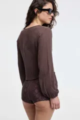 Camisa marrón de manga larga con lazo en el frente.