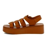 Sandalias Darkness color marrón con plataforma, tiras anchas cruzadas y pulsera con hebilla.