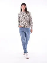 Sweater color beige con estampado de leopardo, cuello redondo y mangas largas.