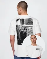 Remera blanca de algodón con estampado de la banda de rock británica Oasis en el frente y en la espalda.