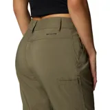 Pantalón largo convertible en short color verde oliva, con protección solar FPU 50, bolsillos laterales y traseros, y perneras removibles con cierre.