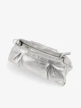 Cartera plateada con efecto arrugado, cierre superior y correa de cadena metálica.