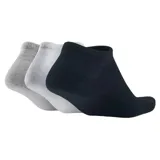 Pack de tres pares de medias Nike tobilleras, confeccionadas en tejido ligero y transpirable. Incluye un par gris, uno blanco y uno negro, todos con el logo de Nike bordado en el lateral.