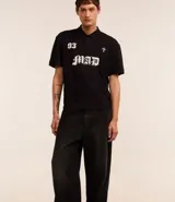 Pantalón masculino super baggy confeccionado en jeans sostenible con cintura con trabilla, cierre tradicional, bolsillo cuchillo, frisos y efecto de respingos.