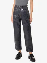 Pantalón de jean de tiro alto con estampado de piel de cobra brillante, corte recto y largo hasta los tobillos.