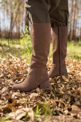 Bota de cuero color marrón claro, de caña alta y taco cuadrado.