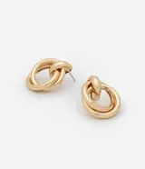 Par de aros dorados con forma de nudo doble.