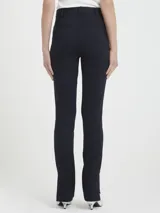 Pantalón de vestir azul marino con raya diplomática fina, corte recto y pinzas frontales. Presenta costuras marcadas en el frente de las piernas y aberturas sutiles en el ruedo inferior.