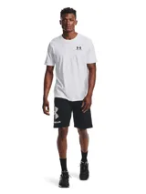 Remera celeste de Under Armour, corte clásico, mangas cortas y logo estampado en el pecho.