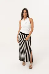 Sandalias de cuero color dorado con plataforma y taco de cuña forrado en gamuza marrón.