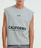 Musculosa gris de algodón con estampa con la palabra "California" en el frente.